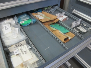 STANLEY VIDMAR HEAVY DUTY 5-DRAWER PARTS CABINET W/ CONTENTS (W-44) LOADING & HANDLING FEE $25-